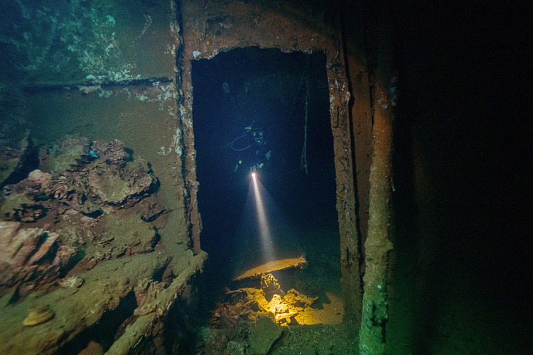 wreck diving in Coron